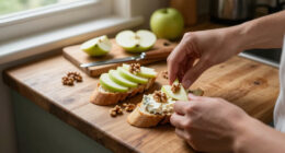 Crostini Con Formaggio Roquefort, Mele E Noci